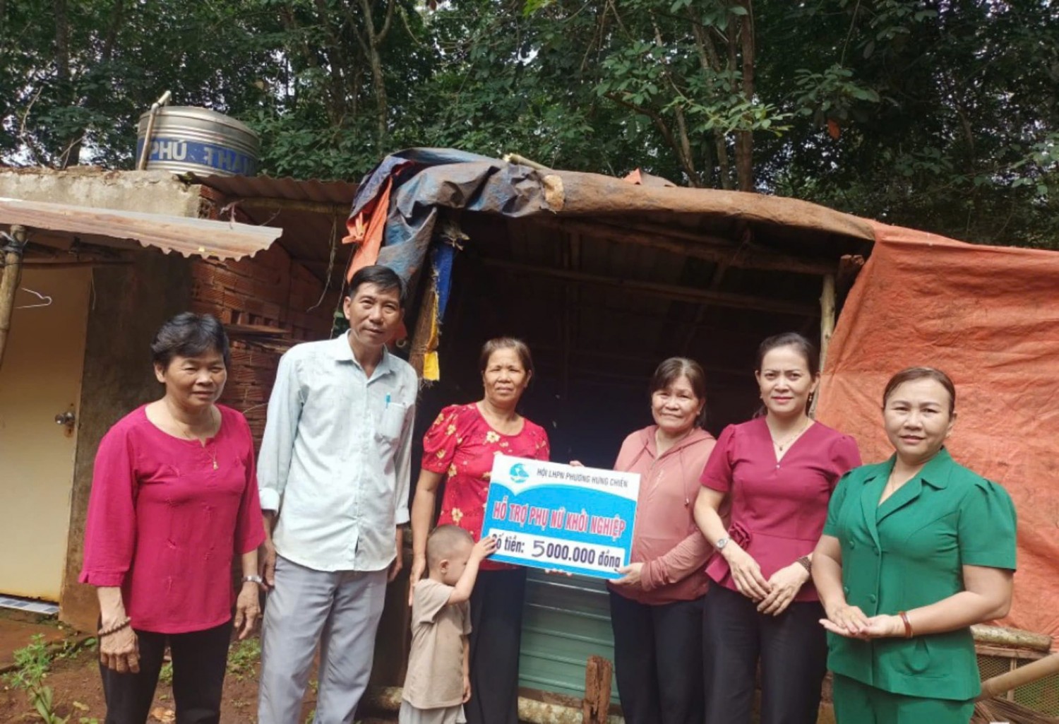 TRAO PHƯƠNG TIỆN SINH KẾ TỪ MÔ HÌNH “TỔ PHỤ  NỮ TIẾT KIỆM HỖ TRỢ KHỞI NGHIỆP” PHƯỜNG HƯNG CHIẾN