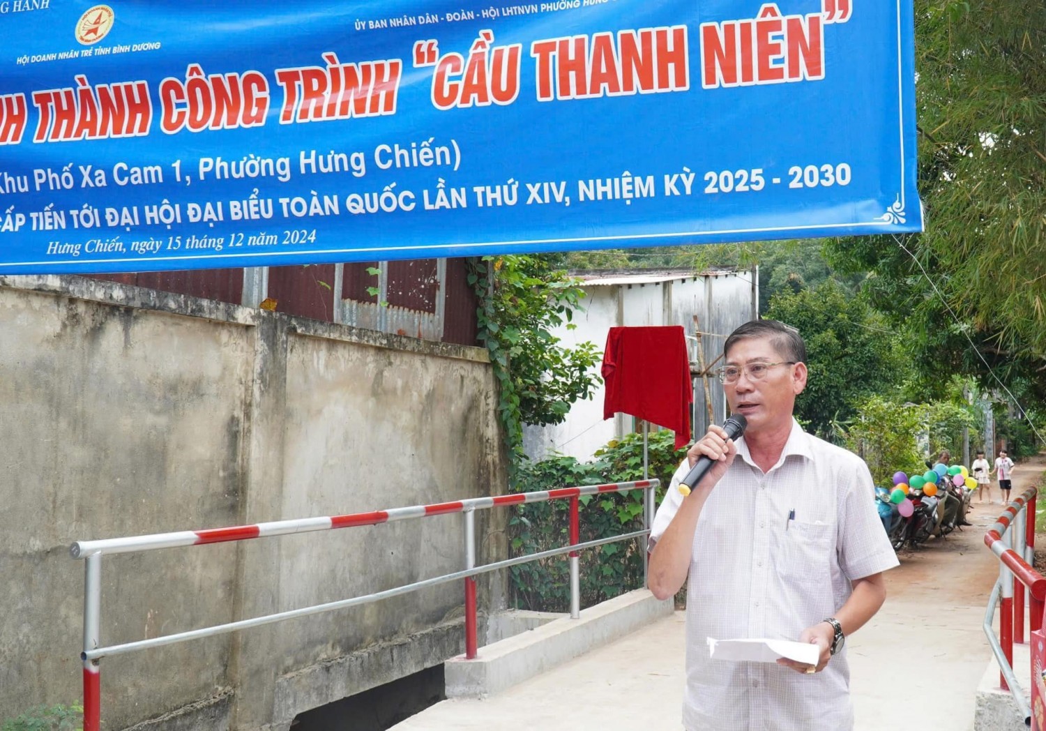 Khánh thành cầu thanh niên và trao tặng quà cho người dân khó khăn