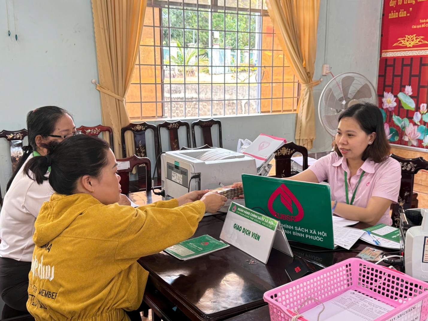 Ngân hàng Chính sách xã hội thị xã Bình Long giải ngân chương trình Học sinh sinh viên có hoàn cảnh khó khăn đợt cuối năm tại xã Thanh Phú.