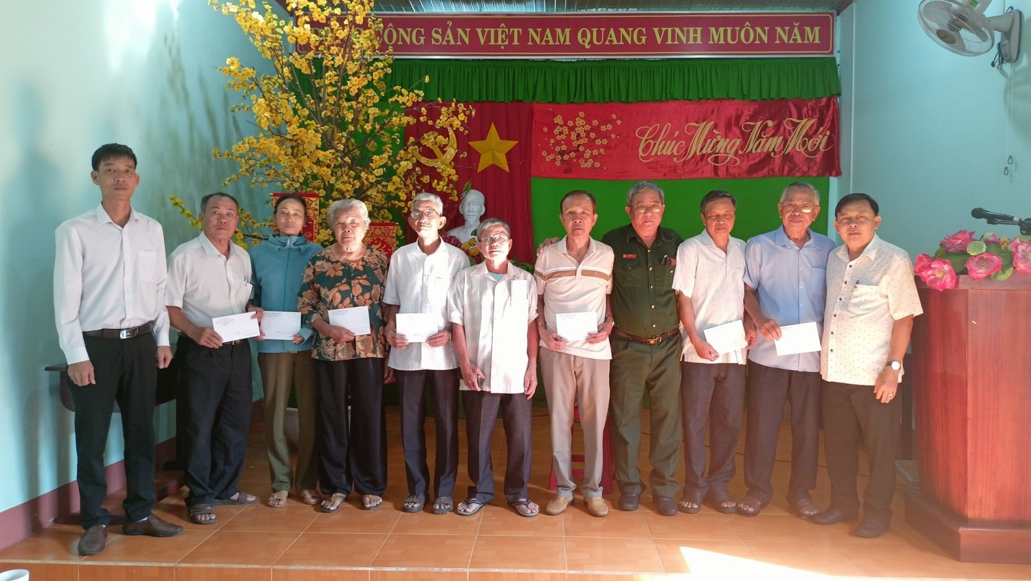 HƯNG CHIẾN THĂM CHÚC TẾT ĐẢNG VIÊN HUY HIỆU 70, 65, 60, 55, 50, 45, 40, 30 VÀ ĐẢNG VIÊN KHÓ KHĂN TRÊN ĐỊA BÀN PHƯỜNG