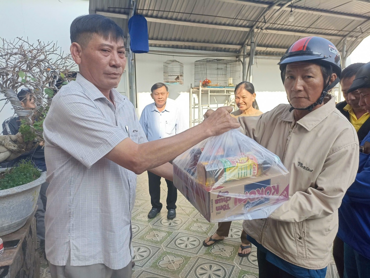 HƯỞNG ỨNG CHƯƠNG TRÌNH "TRIỆU PHẦN QUÀ CHIA SẺ YÊU THƯƠNG" HỘI LHPN PHƯỜNG HƯNG CHIẾN VẬN ĐỘNG MẠNH THƯỜNG QUÂN TẶNG 30 PHẦN QUÀ CHO HỘI VIÊN PHỤ NỮ CÓ HOÀN CẢNH KHÓ KHĂN.